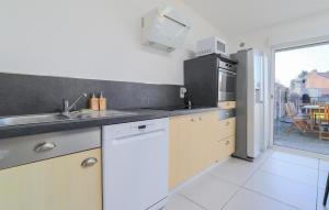 Η κουζίνα ή μικρή κουζίνα στο 4 Bedroom Awesome Home In Petite-Synthe