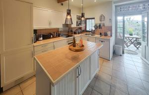 Hérépianにある2 Bedroom Beautiful Home In Hérépianの白いキャビネットと島が備わるキッチン