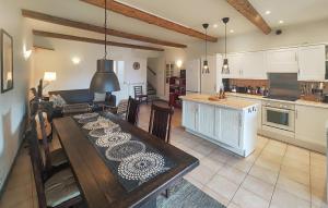 Hérépianにある2 Bedroom Beautiful Home In Hérépianのキッチン、リビングルーム(テーブル、ソファ付)