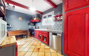 Dapur atau dapur kecil di Amazing Home In Solliès-Ville