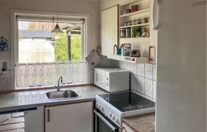 Kuchyň nebo kuchyňský kout v ubytování 4 Bedroom Lovely Home In Væggerløse