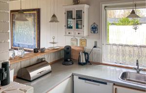 Kuchyň nebo kuchyňský kout v ubytování 4 Bedroom Lovely Home In Væggerløse