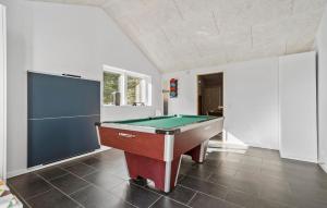 Τραπέζι μπιλιάρδου στο Gorgeous Home In Tarm With Sauna