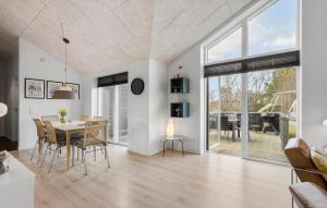 Μια τηλεόραση ή/και κέντρο ψυχαγωγίας στο Gorgeous Home In Tarm With Sauna
