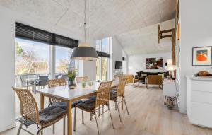 Η κουζίνα ή μικρή κουζίνα στο Gorgeous Home In Tarm With Sauna