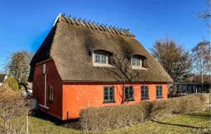 una vecchia casa rossa con il tetto di paglia di Amazing Home In Ærøskøbing With Wifi a Ærøskøbing