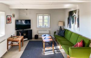 un soggiorno con un divano verde e un tavolo di Amazing Home In Ærøskøbing With Wifi a Ærøskøbing