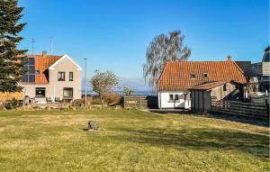 una casa e un cortile con una casa e una casa di Amazing Home In Ærøskøbing With Wifi a Ærøskøbing