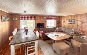 una sala de estar con un sofá y una mesa en Beautiful Home In Vang På Hedmarken, en Sæli