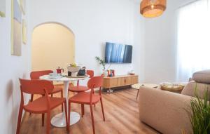 Una sala de estar con una mesa y sillas y un sofá. en Beautiful Apartment In Piombino, en Piombino