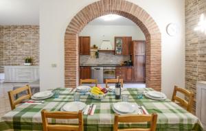 Η κουζίνα ή μικρή κουζίνα στο Cozy Home In Cecina With Wifi