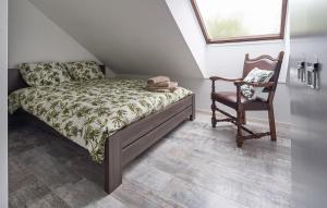 Giường trong phòng chung tại 2 Bedroom Stunning Apartment In Ospel