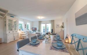 Μια τηλεόραση ή/και κέντρο ψυχαγωγίας στο Beautiful Home In Wemeldinge With Sauna