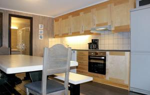 ヘムセダールにあるLovely Apartment In Hemsedal With Saunaのテーブルと椅子のあるキッチン