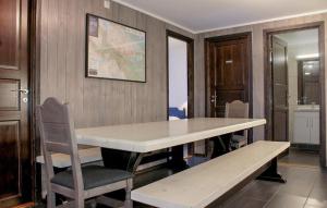 ヘムセダールにあるLovely Apartment In Hemsedal With Saunaのテーブルとベンチが備わるお部屋です。