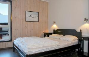 ヘムセダールにあるLovely Apartment In Hemsedal With Saunaの木製の壁のベッドルームのベッド1台 +6枚の写真