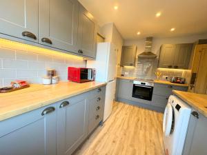 Η κουζίνα ή μικρή κουζίνα στο Entire Cosy Flat in Radlett - 3 Bedrooms -5 Beds - Sleeps 8 - Fast Train access into central London