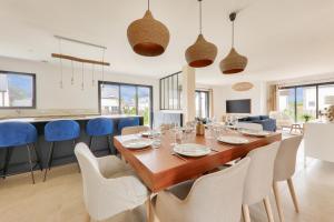 a dining room with a table and chairs at 450m de la plage, grande maison pour 10 in Saint-Philibert