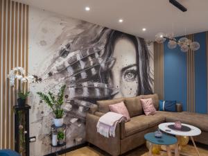 Khu vực ghế ngồi tại Blue Iris, 2BR, Stunning Views, Jacuzzi and Workspace +66 ảnh