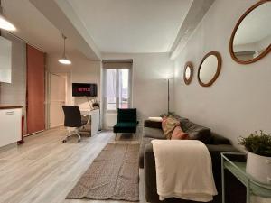a living room with a couch and a table at Rue piétonne - 4 pers - Proche place du marche in Fontainebleau