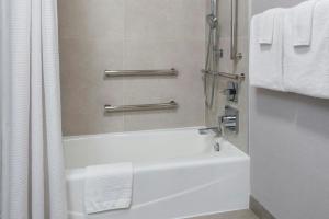 Koupelna v ubytování Courtyard by Marriott Mahwah