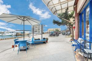 a patio with a table and chairs and an umbrella at Sea Month Bed and Breakfast in Xiaoliuqiu +55 photos