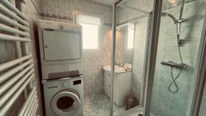 a bathroom with a washing machine and a shower at Le Centre Bourg, situation rêvée in Saint-Jean-de-Monts +26 photos