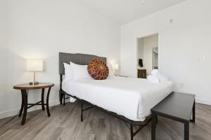 Postel nebo postele na pokoji v ubytování CozySuites Glendale by the stadium with pool 30