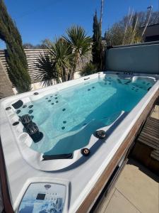 Hồ bơi trong/gần Luxury 5 bedroom House-Large Swim Spa & Sea Views! Hosted by Amar Luxury Stays