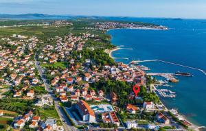 uma vista aérea de uma cidade junto à água em Cozy Apartment In Sveti Filip I Jakov em Sveti Filip i Jakov