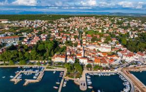 uma vista aérea de uma cidade com barcos num porto em Cozy Apartment In Sveti Filip I Jakov em Sveti Filip i Jakov mais 22 fotografias