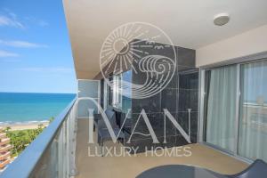 balkon luksusowego domu z widokiem na ocean w obiekcie Casa Iris Ivan Luxury Homes 10ªPlta Norte 1ªLinea w mieście Oropesa del Mar
