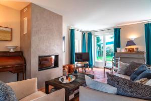 un salon avec un canapé et une table dans l'établissement Kerlavarec - Belle maison avec grand jardin, à Locmariaquer