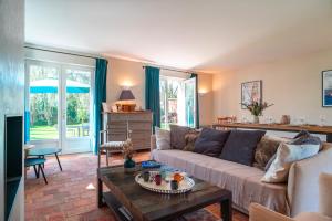 un salon avec un canapé et une table dans l'établissement Kerlavarec - Belle maison avec grand jardin, à Locmariaquer