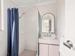 Ένα μπάνιο στο Private Jetty Dolphins Family Pets-canal Life +21 φωτογραφίες