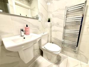 Bilik mandi di Walnut Luxurious 2-Bedroom with Ensuite - Parking, Netflix, WIFI - Close to Oxford, Bicester & Blenheim Palace +23 gambar
