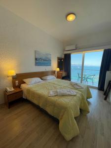 Postel nebo postele na pokoji v ubytování Hotel Kanelli Beach