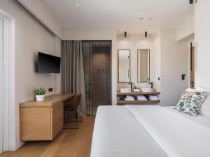 TV a/nebo společenská místnost v ubytování Theofilos City Hotel