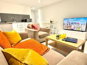 TV a/nebo společenská místnost v ubytování Hazel 1-Bedroom Flat, Parking, WIFI, Prime location, Close to Blenheim Palace & Oxford