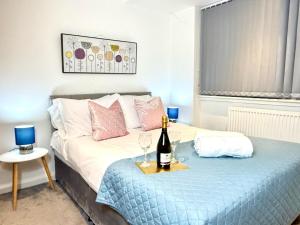 Postel nebo postele na pokoji v ubytování Hazel 1-Bedroom Flat, Parking, WIFI, Prime location, Close to Blenheim Palace & Oxford