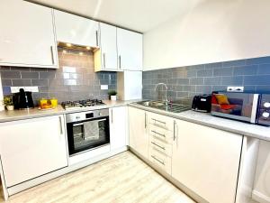 Kuchyň nebo kuchyňský kout v ubytování Hazel 1-Bedroom Flat, Parking, WIFI, Prime location, Close to Blenheim Palace & Oxford