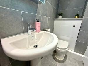 Koupelna v ubytování Hazel 1-Bedroom Flat, Parking, WIFI, Prime location, Close to Blenheim Palace & Oxford