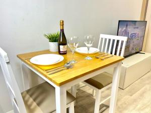 Nápoje v ubytování Hazel 1-Bedroom Flat, Parking, WIFI, Prime location, Close to Blenheim Palace & Oxford