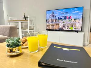 TV a/nebo společenská místnost v ubytování Hazel 1-Bedroom Flat, Parking, WIFI, Prime location, Close to Blenheim Palace & Oxford
