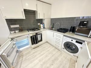 Kuchyň nebo kuchyňský kout v ubytování Hazel 1-Bedroom Flat, Parking, WIFI, Prime location, Close to Blenheim Palace & Oxford