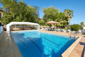 una piscina en una casa en Villa Marco, en Canyelles