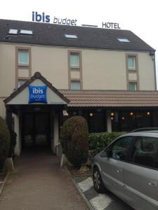 a hotel with a car parked in front of it at Ibis Budget Rambouillet in Rambouillet