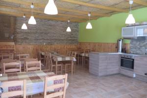 Kuchyňa alebo kuchynka v ubytovaní Apartments Skiareál U Vodárny Bedřichov