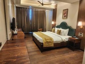 A bed or beds in a room at The Mantis