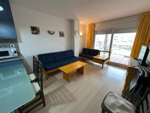 Posezení v ubytování Bonito piso con piscina comunitaria AV-71